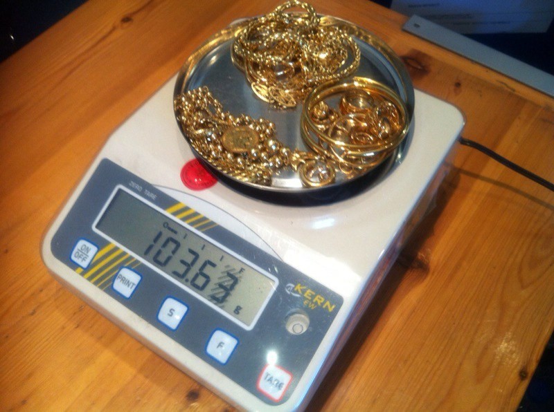 un achat d'or pesé sous vos yeux sur balance homologuée par les douanes