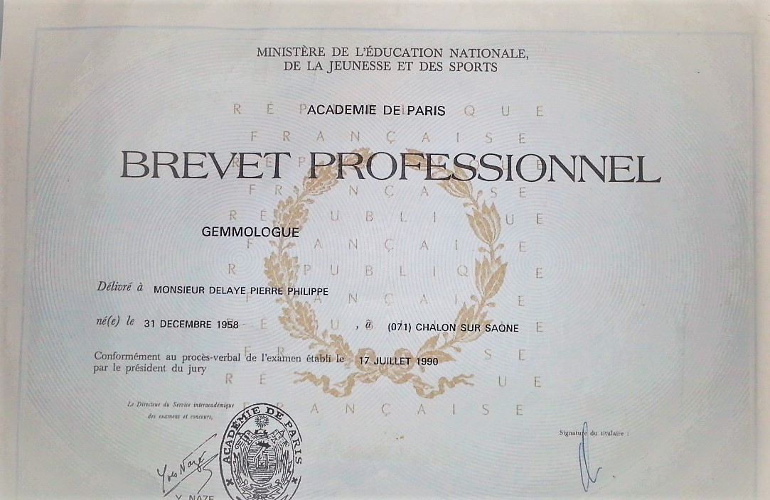 gemmologue pour l 'expertise de vos bijoux au bureau d achat d'or Chalon sur Saône